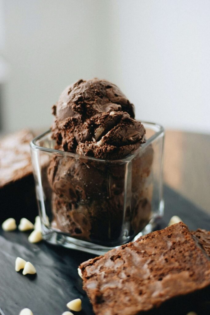 Single-serving low calorie flourless brownie in a mug